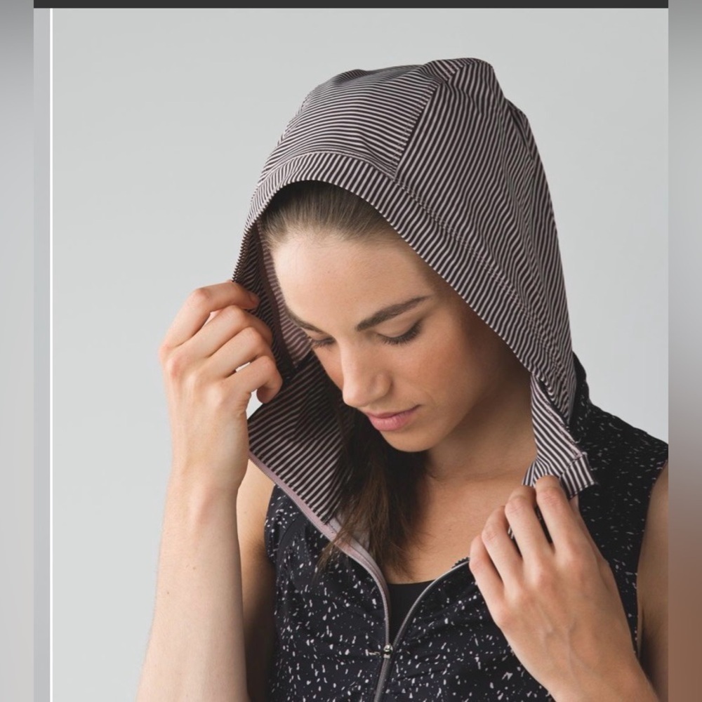 🍋🍋 lululemon Go The Distance Vest Butterfly Texture Mink
Berry Black GUC Sz 8